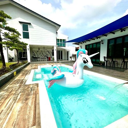 Stylish Villa Alma Simpang Ampat  Esterno foto